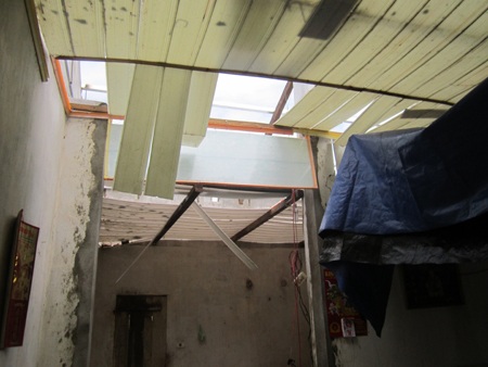 Nhà cửa bị lốc giật tốc mái...