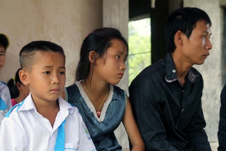 4 anh em Lượng, giờ chỉ còn lại 2 đứa em đi học nhưng cuộc sống vẫn còn nhiều khó khăn trước mắt.