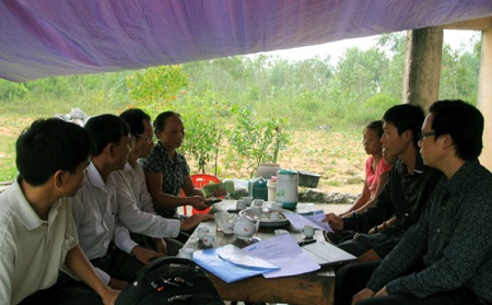 Hơn 62 triệu đồng đến với 4 anh em mồ côi - 1 Đông đảo người dân và cán bộ có mặt tại buổi trao quà.