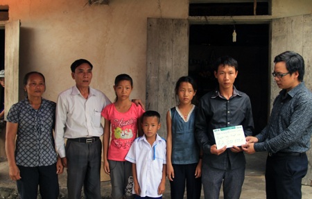 PV Dân trí trao hơn 62.000.000 đồng tới 4 anh em mồ côi con ông Bình.