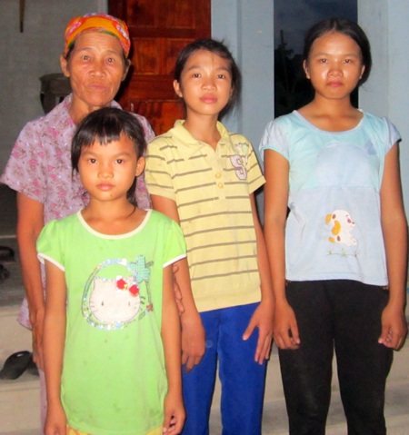 4 bà cháu Vân Anh bên căn nhà tình thương do xã xây dựng.