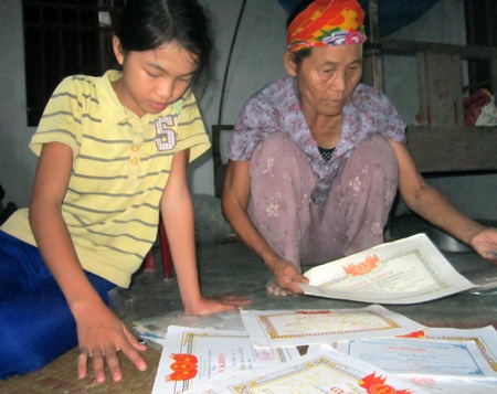 Cô học trò nghèo nuôi ước mơ từ những trang giấy nát