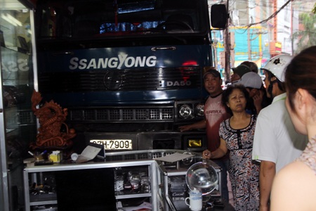 Xe chở xăng náo loạn trên phố - 4 Gây vỡ kính, vỡ tủ đựng đồ.