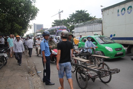 Giao thông trên quốc lộ 1A đoạn qua địa bàn TP Vinh trở nên hỗn loạn.