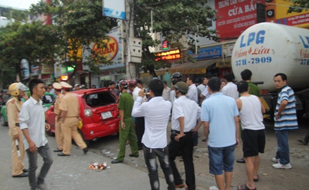 Đông đảo người dân kéo đến xem khi phần đầu và thân xe nằm lọt 1/2 trong ngôi nhà 63.