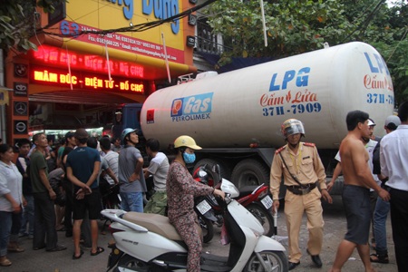 Xe chở xăng náo loạn trên phố