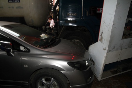 ... đầu chiếc Civic dính vào cột bảng sắt điện tử gây hư hỏng phần đầu.