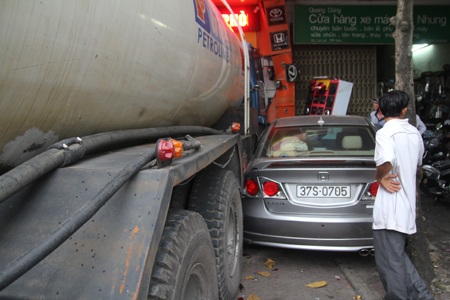 Cú đâm mạnh khiến đầu xe và gầm ăn một chiếc xe đang đỗ sữa chữa tại đây.