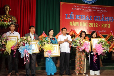 Trường CĐSP Nghệ An đón nhận Huân chương Lao động hạng Ba