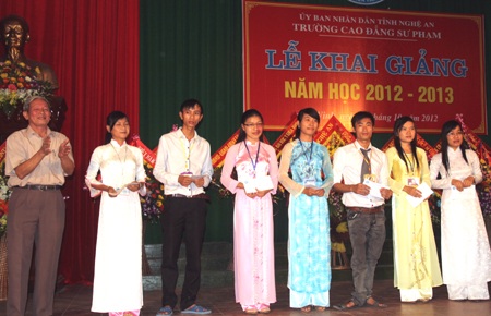 7 sinh viên nghèo vươn lên đạt thành tích cao trong học tập nhận học bổng nhân dịp khai giảng.