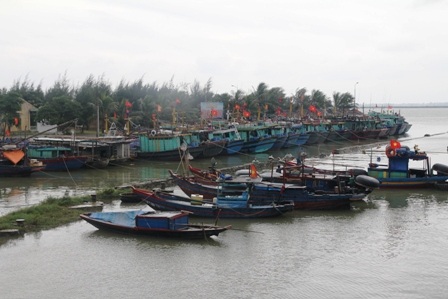 Các tàu cá về neo đậu an toàn tại cảng Cửa Lò.