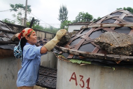 Ngư dân TX Cửa Lò chèn đậy các bể muối cá làm nước mắm.