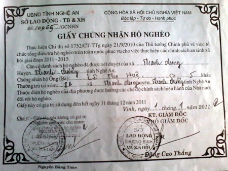 Chứng nhận hoàn cảnh khó khăn của gia đình Thương được UBND xã Thanh Phong xác nhận.