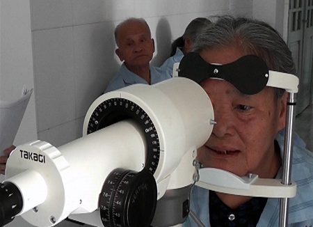 Các cụ được khám mắt.