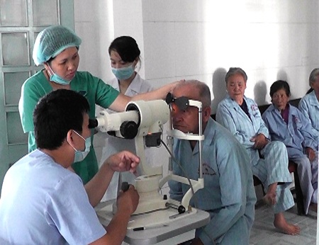 Các cụ được khám mắt.