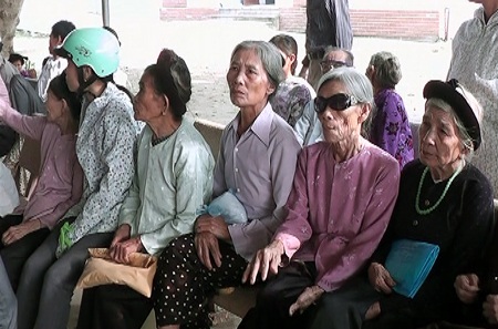 Các cụ già đang chờ khám tại BVĐK huyện lúa Yên Thành.