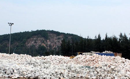 Bãi tập kết đá gây ô nhiểm bụi bẩn và tiếng ồn cho dân cư.