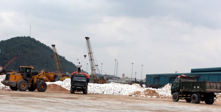 Hàng trăm xe tải lớn nhỏ ra vào Cảng bốc đá mỗi ngày.