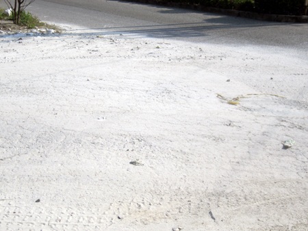 Những lớp bụi trắng dày đặc vương vãi khắp nơi từ bãi tập kết đá.