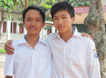 Em Nguyễn Công Lương (phải) và Hồ Sỹ Tiến (trái).