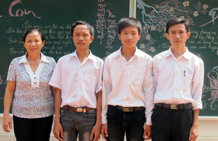 Hai em Nguyễn Công Lương và Hồ Sỹ Tiến cùng thầy, cô giáo của mình tại trường THPT Đô Lương 3.