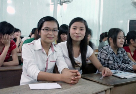 Em Nguyễn Thị Thắm cùng các bạn trong buổi giao tại Trung tâm đào tạo tin học ngoại ngữ Thầy Vinh.