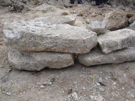 Những viên đã được người xưa đẽo vuông vắn.