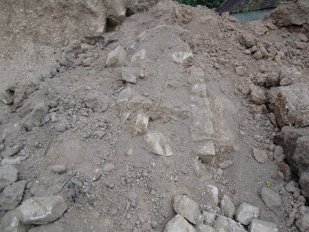 Độ dày nhất của thành là 70cm.