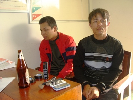 Hai đối tượng tại CA TX Thái Hòa cùng tang vật.