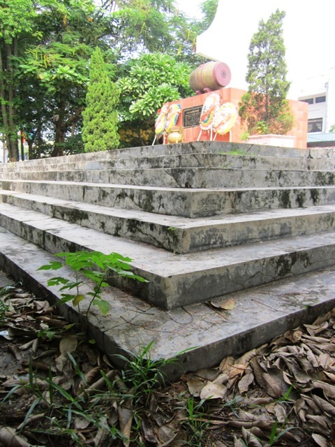 Di tích lịch sử Cồn Mô đầy rác bẩn xâm lấn.