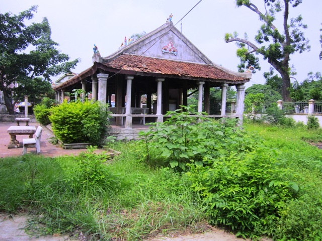 Xung quanh di tích đầy cỏ dại.