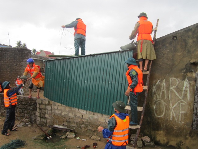 Cán bộ giúp dân chằng néo nhà cửa...