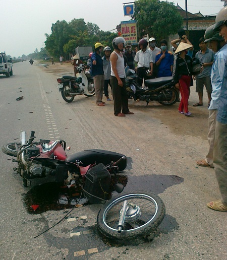 Sau cú đâm, chiếc xe máy cụ ông 80 tuổi điều khiển đã gãy nát, làm cháu bé 2 tuổi nhập viện.