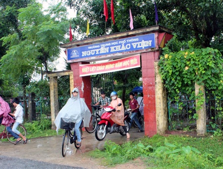 Chuyện thầy giáo già bán nhà ở phố, lên núi xây trường - 3 Thầy Đắc vui vẻ giải thích về phương pháp “lạ” mà mình áp dụng.
