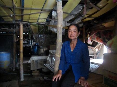 Bà Tam ngồi buồn rầu trong túp lều chia sẻ về những tháng ngày ăn nhờ ở đậu khắp nơi