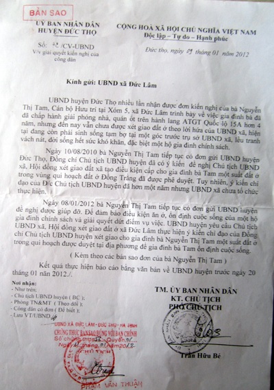 Bà Tam ngồi buồn rầu trong túp lều chia sẻ về những tháng ngày ăn nhờ ở đậu khắp nơi