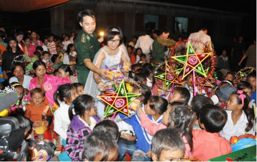 Xã hội chung tay vì Tết trung thu cho trẻ em thiệt thòi - 7 Các chiến sĩ chuẩn bị trung thu cho các em rất chu đáo (Ảnh: Nguyễn Duy).