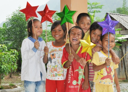 Xã hội chung tay vì Tết trung thu cho trẻ em thiệt thòi - 8 Các em nhỏ đồng bào Rục phấn khởi đón nhận những món quà Trung thu (ảnh: Nguyễn Duy).