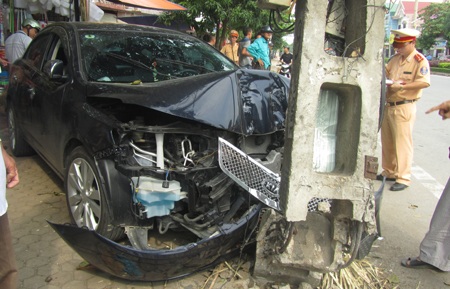 Chiếc xe con nát đầu.