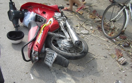 Chiếc xe máy chạy phía sau bị vạ lây làm 2 người bị thương nặng phải đi cấp cứu.