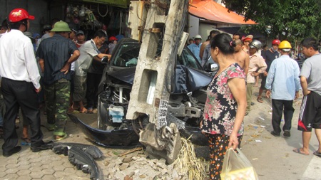 Chiếc xe con đâm gãy cột điện. 