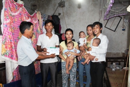 Thay mặt PV Dân trí, lãnh đạo xã Quỳnh Tân trao 14.250.000 đồng tới gia đình chị D