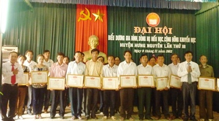 Huyện Hưng Nguyên có gần 15.000 gia đình hiếu học - 1 Tặng Giấy khen cho các Gia đình hiếu học tiêu biểu.
