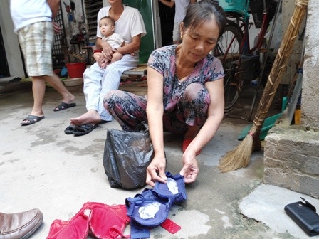 Người dân xứ Nghệ cho biết đang tẩy chay áo lót chứa hạt lạ.