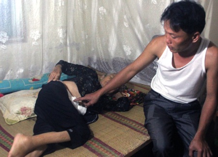 Bà Luận đang điều trị hai vết mổ tại nhà.