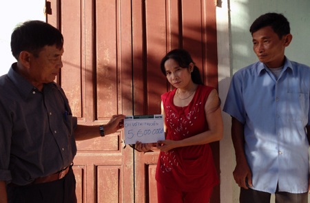 Gần 45 triệu đồng đến với 3 hoàn cảnh đáng thương - 4 Thay mặt PV Dân trí, lãnh đạo xã trao quà bạn đọc tới chị Thuyên.