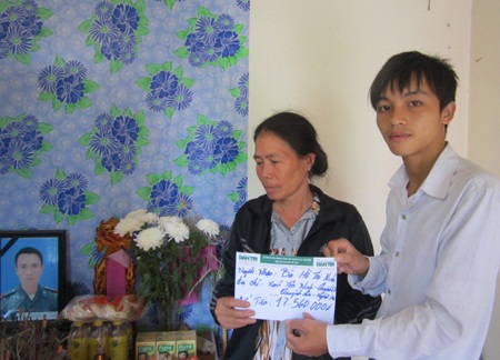 Quà bạn đọc tiếp tục đến với bà Hồ Thị Ninh.