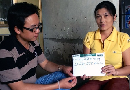 PV Dân trí trao quà bạn đọc tới cô Nhung.