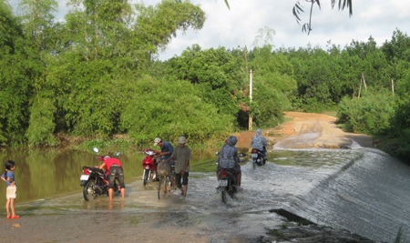 Đập tràn khe Ang cứ mưa xuống là nước ngập.