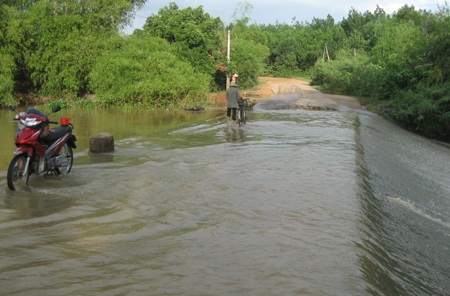 Cần lắm chiếc cầu để thay thế đập khe Ang.